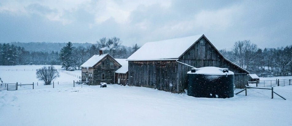 How to prevent a water tank from freezing without electricity. How to prevent a water tank from freezing without electricity.